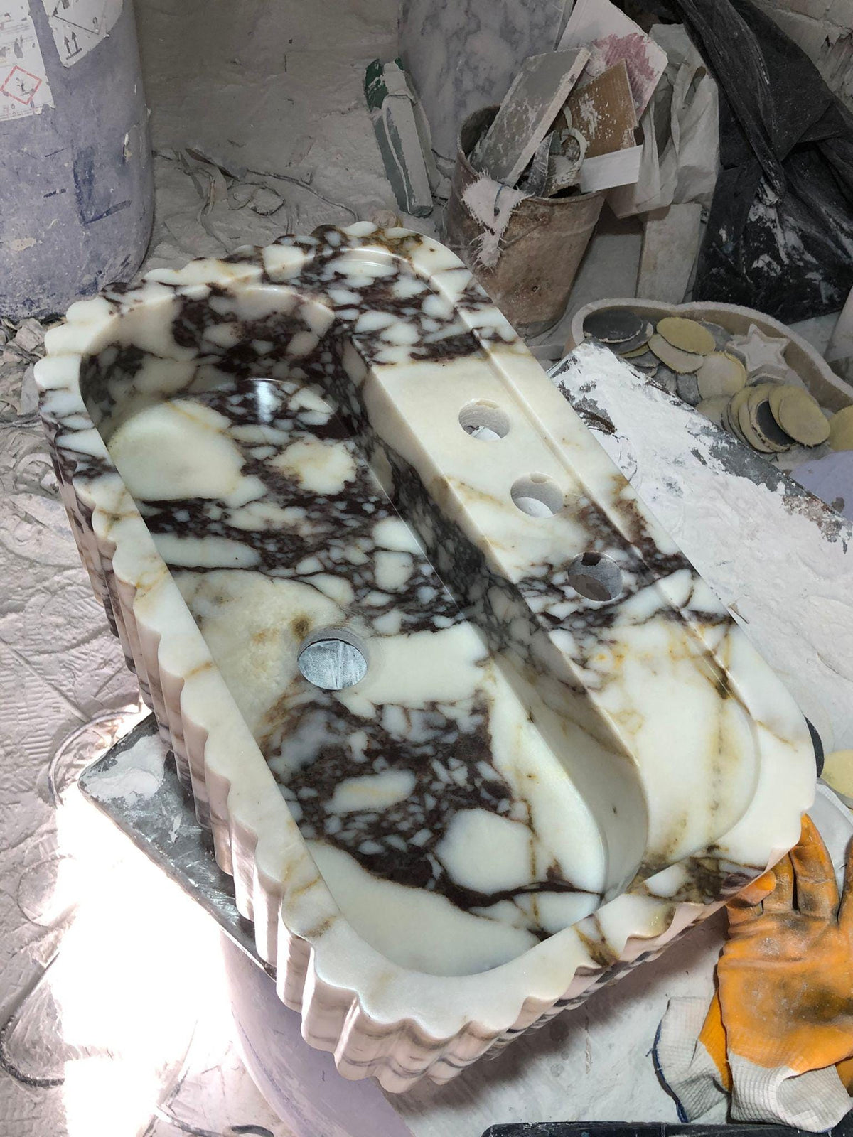 حوض جداري مستدير الزوايا من كالاكاتا فيولا
