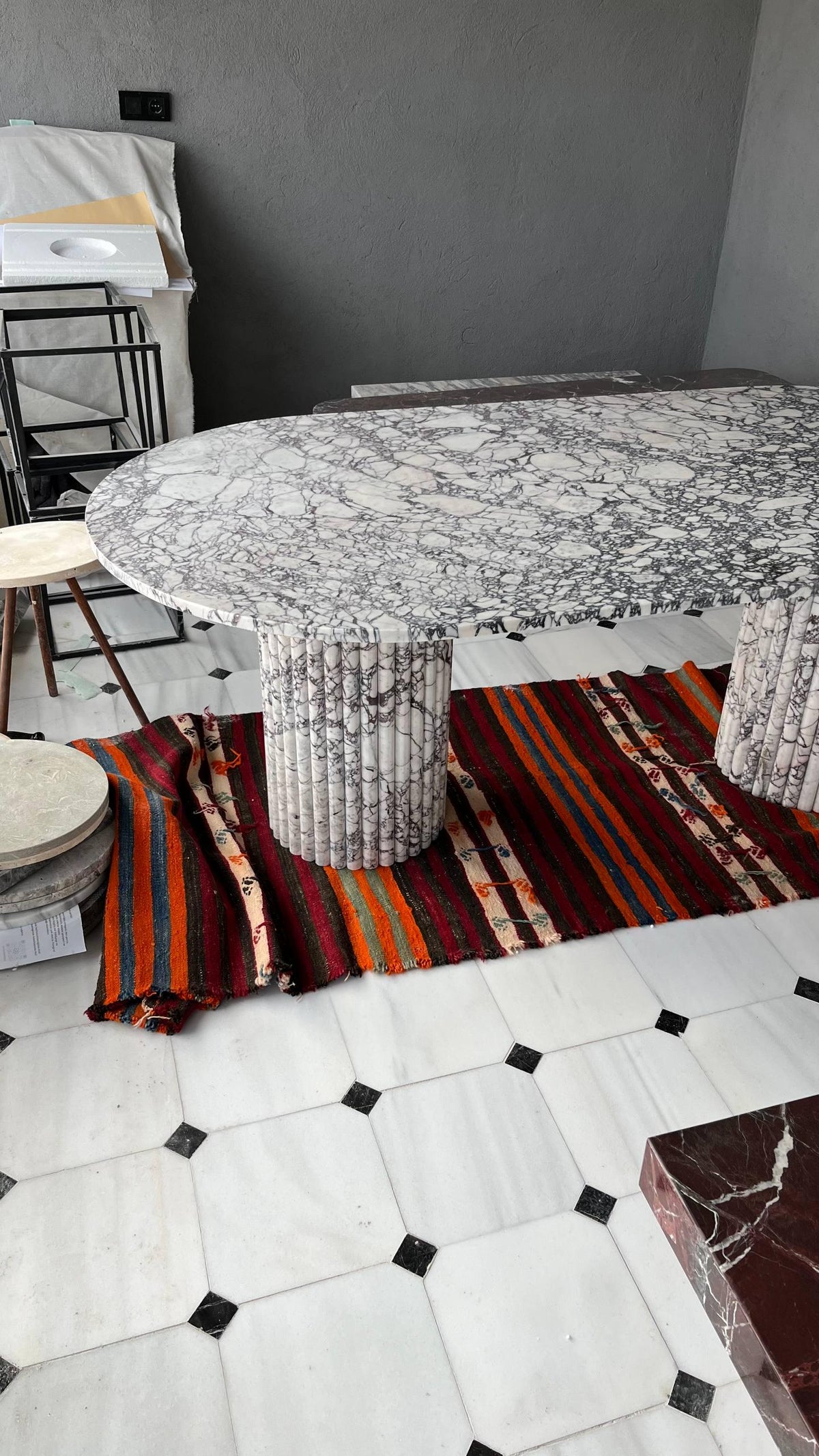 طاولة طعام بيضاوية من كالاكاتا فيولا
