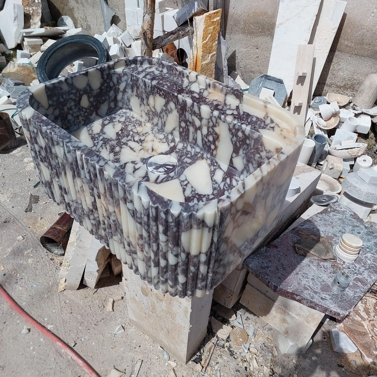 Calacatta Viola Fluted Apron Sink